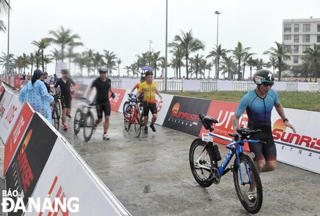  After finishing the swimming competition, the athletes continued to compete in a 2-loop 90km cycle race through the coastal routes in Da Nang.