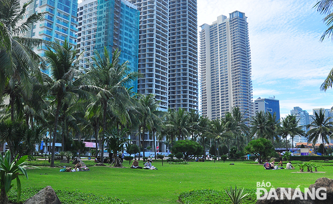  Many groups of tourists spread tarps over lawns.