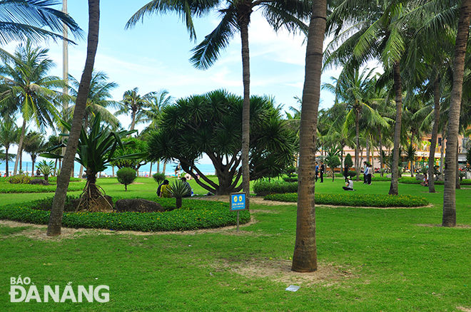 A sign prohibiting eating and drinking on lawns.