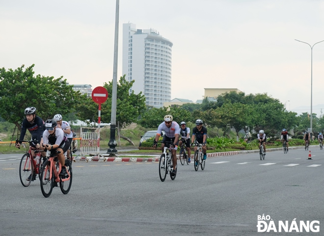 Các VĐV tham gia tranh tài tại nội dung đạp xe 90km qua các tuyến đường dọc bờ biển Đà Nẵng.