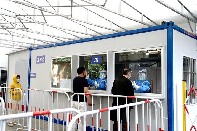 Người dân đến xét nghiệm COVID-19 tại một trung tâm xét nghiệm tại thành phố Thượng Hải, Trung Quốc ngày 27/4/2022. Ảnh: THX/TTXVN