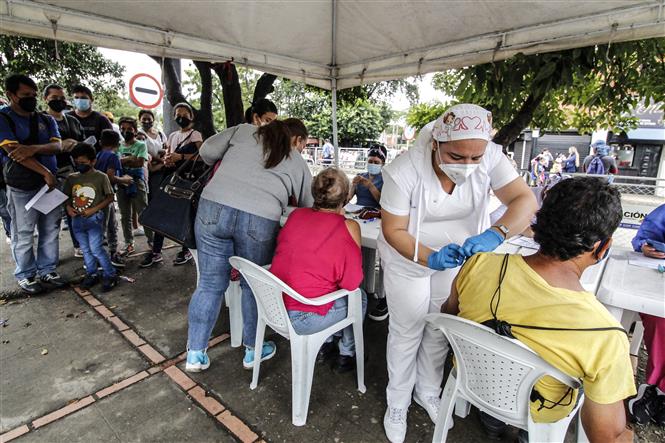 Nhân viên y tế tiêm vaccine ngừa Covid-19 cho người dân tại Cucuta, Colombia . Ảnh: AFP/TTXVN