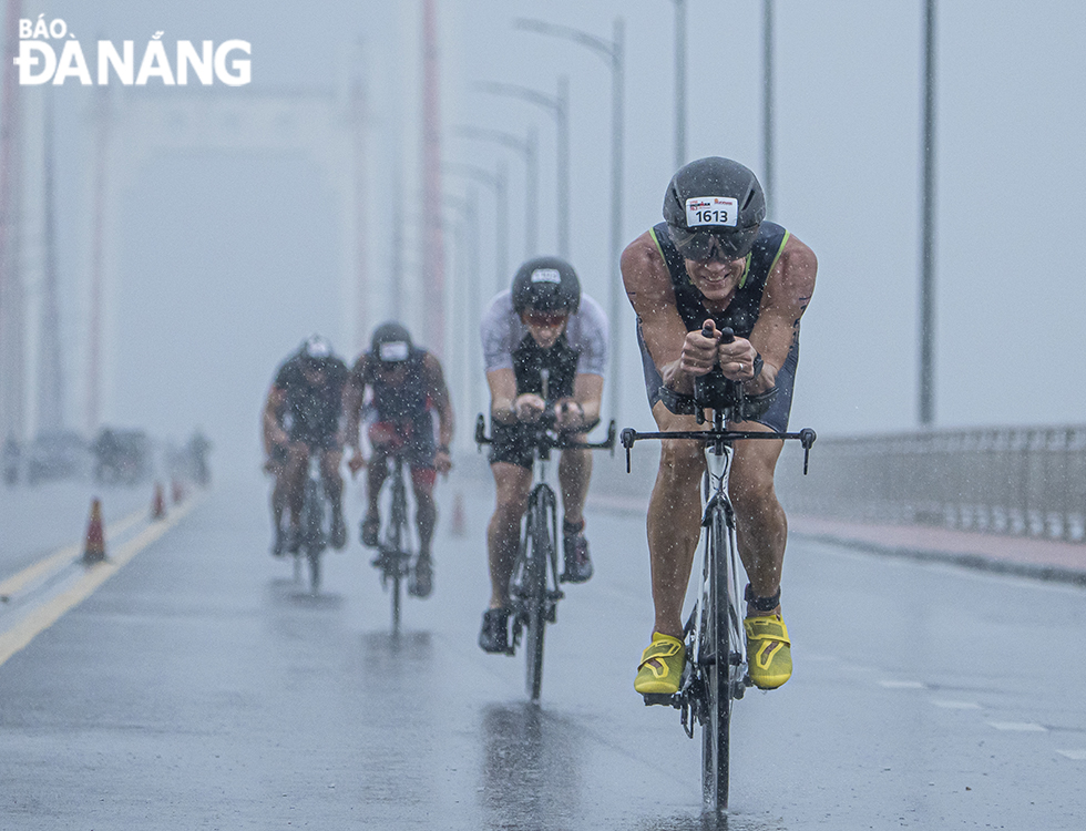 Cyclists battling heavy rain in the road race