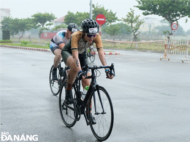 An athlete trying to get ahead of the cycle race