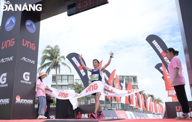 The moment of reaching the finish line of a Vietnamese athlete.