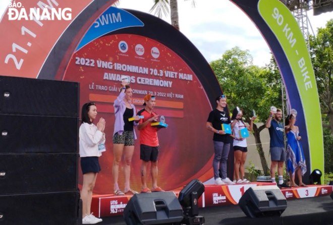 The organisers awarding prizes to athletes with high achievements at the competition.