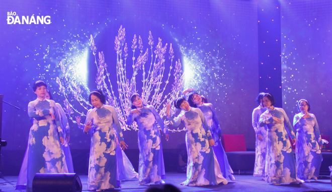 An 'Ao dai' dance performance by cancer patients on the background of the song 'When people listen' composed by musician Le Cat Trong Ly. Photo: X.S