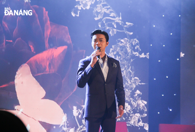 Singer Lan Nha performing at the musical concert.