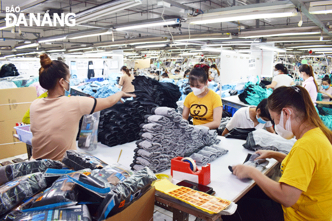 Production activities are in progress at the Da Nang branch of the Scavi Hue company based in the Da Nang Industrial Park, Son Tra District. Photo: KHANH HOA