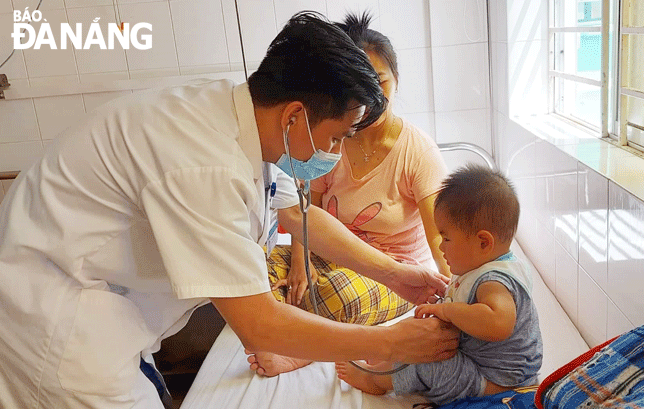 The number of cases of hand, foot and mouth disease in Da Nang has shown signs of increasing over the past 2 weeks. A doctor at the Da Nang Maternity and Paediatrics Hospital examines and treats a child with hand, foot and mouth disease. Photo: PHAN CHUNG