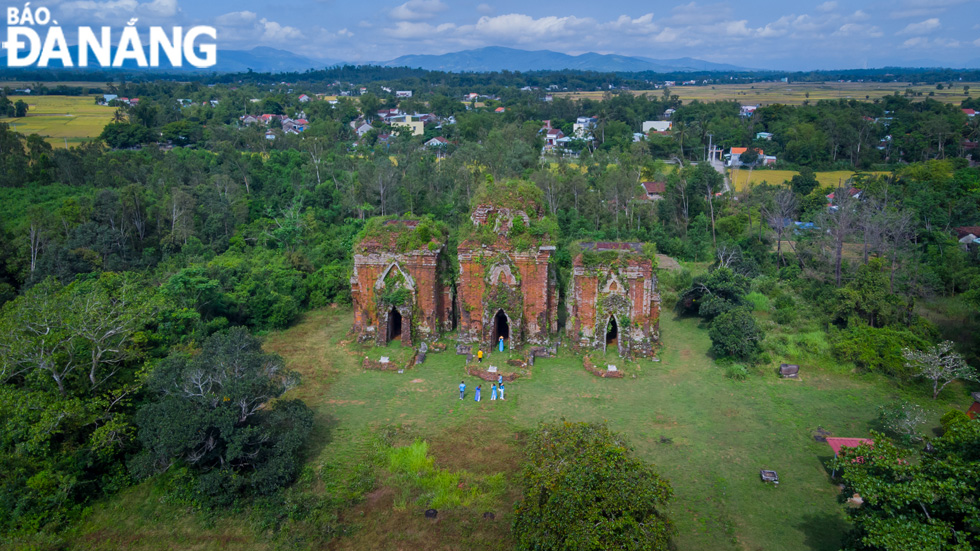 Three Cham towers at the Chien Dan Cham national-level historical relic site stand parallel to each other along the North - South axis but all face the same East. They are North Tower, Mid Tower and South Tower.