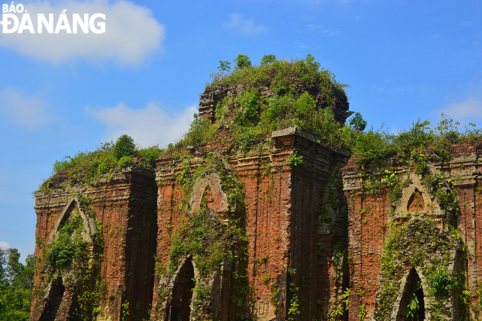 The domestic researchers have classified the Chien Dan Cham Tower into a group of towers belonging to the transitional style between the Cham style in My Son and the Cham style in Binh Dinh.