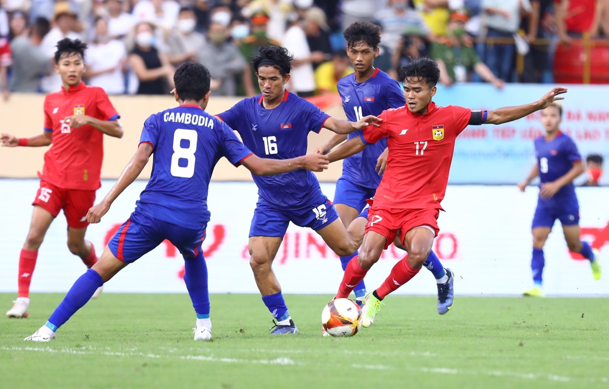 U23 Campuchia thắng tưng từng U23 Lào trong ngày đầu thi đấu môn bóng đá nam SEA Games 31. (Ảnh: PV/Vietnam+)