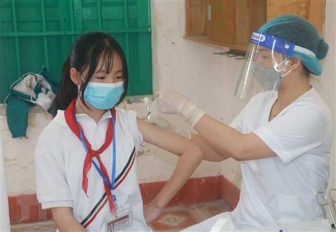   Tiêm vaccine phòng Covid-19 cho trẻ 11 đến dưới 12 tuổi tại Trường Trung học cơ sở Yên Định, huyện Hải Hậu, tỉnh Nam Định. (Ảnh: Văn Đạt/TTXVN)