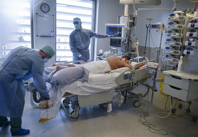 Chuyển bệnh nhân nhiễm Covid-19 tới bệnh viện ở Saint Petersburg, Nga. Ảnh: AFP/TTXVN
