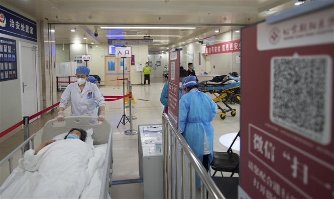 Nhân viên y tế lấy mẫu xét nghiệm Covid-19 cho người dân tại Bắc Kinh, Trung Quốc. Ảnh: THX/TTXVN