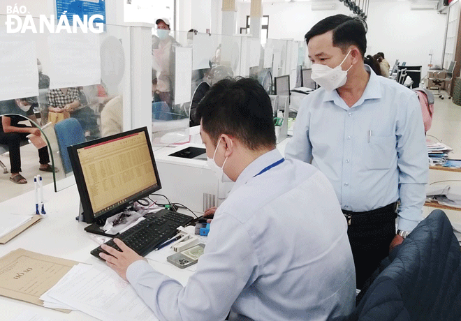 Cán bộ, chuyên viên chi nhánh Văn phòng đăng ký đất đai tại huyện Hòa Vang tích cực đôn đốc, giám sát việc giải quyết hồ sơ đất đai. Ảnh: HOÀNG HIỆP