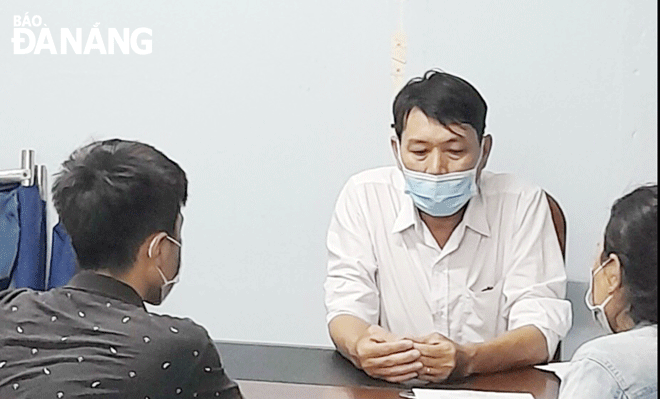 Ông Nguyễn Nam Thắng, cán bộ chuyên trách công tác phòng, chống tệ nạn xã hội ở phường Tam Thuận đang tư vấn, hỗ trợ người nghiện. Ảnh: HƯƠNG SEN