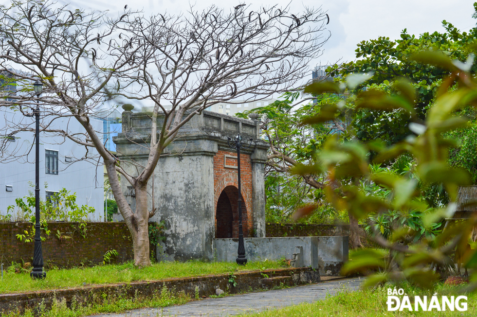 The restoration of the citadel’s gate facing east is based on the description in historical documents; and the location, scale, size, shape of the remaining walls at the site, as well as reference to the southern gate architecture. In the photo: The gate facing south seen from the citadel.