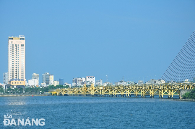 The Da Nang Department of Transport is asking for the permission from the municipal government to raise and lower the middle span of the Nguyen Van Troi Bridge to serve tourism. Photo: THANH LAN