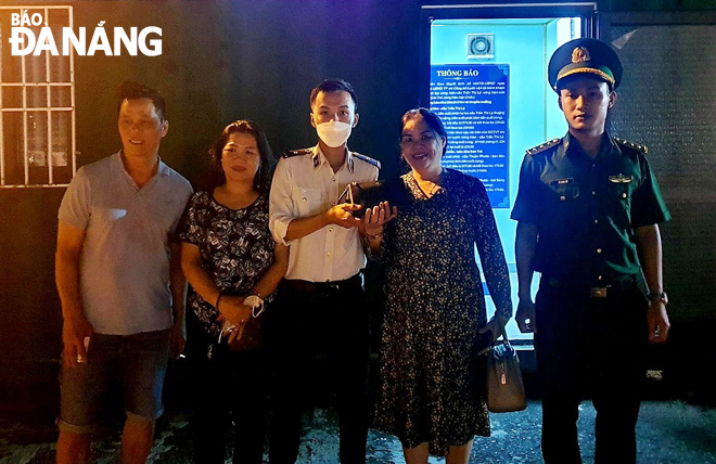 The border guard officers at the Da Nang Port send the lost property back to its owner. Photo: HONG QUANG