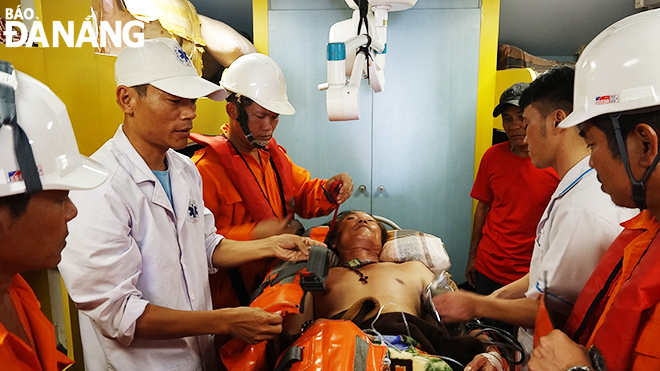 Da Nang MRCC deploys timely rescue of a crew member encountering an occupational accident at sea. Photo: D.G.H