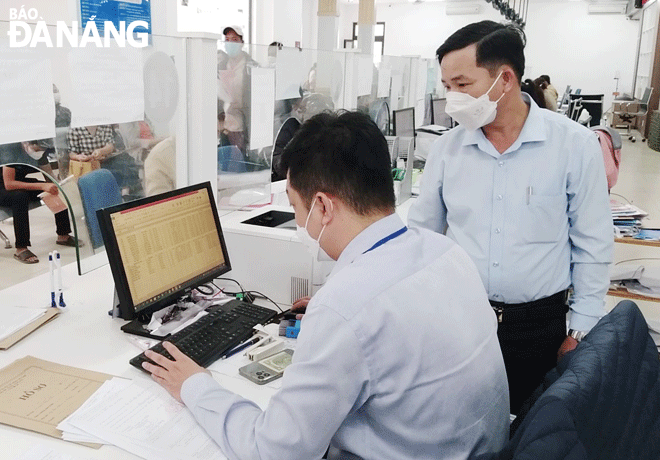 Staff of the Hoa Vang District branch of the Da Nang Land Registration actively handling land-related dossiers for local residents. Photo: HOANG HIEP