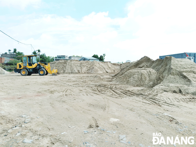 Đến sáng 10-5-2022, bãi tập kết cát ở đầu tuyến đường Trần Quốc Thảo (xã Hòa Phước, huyện Hòa Vang) vẫn còn hoạt động. Ảnh: HOÀNG HIỆP