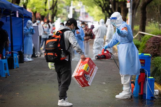 Lực lượng chức năng khử khuẩn nhằm ngăn dịch Covid-19 lây lan tại thành phố Thượng Hải, Trung Quốc ngày 26-4-2022. Ảnh: THX/TTXVN
