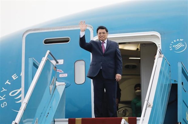 Vietnamese Prime Minister Pham Minh Chinh waves his hand before boarding the plane to the US to attend the ASEAN-US Special Summit in Washington. (Photo: VNA)