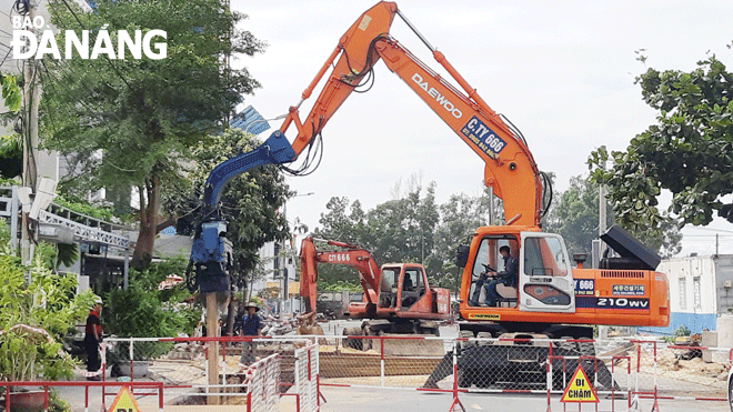 Rising material prices are adversely affecting the progress of many construction projects. Construction workers are seen joining the building of a separate wastewater collection system and sewer lines to transfer rainwater to the Han River for the basin from Ho Xuan Huong Street to Da Nang’s border with Quang Nam Province under the Da Nang Sustainable Development Project. Photo: THANH LAN