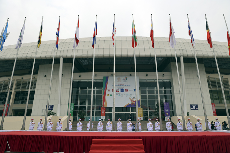 Cờ các quốc gia Đông Nam Á tham dự SEA Games 31 được kéo lên tại Khu Liên hợp thể thao quốc gia Mỹ Đình (Hà Nội).