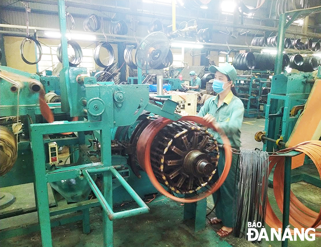 The Da Nang Rubber JSC has always properly and fully implemented policies and regimes for employees on labour safety and hygiene. Photo: T.T