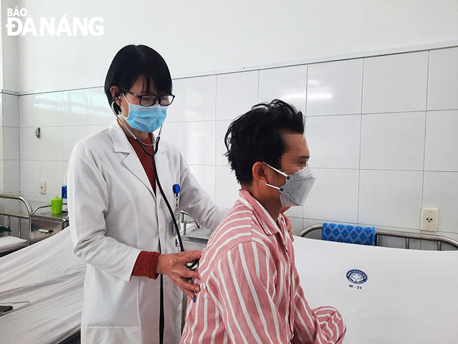 A doctor monitors the patient’s health after the 30-minute bronchoscopy to remove the iron nail in his left lung. Photo courtesy of the Da Nang General Hospital.