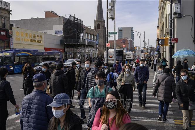 Người dân di chuyển trên đường phố ở New York, Mỹ ngày 23/3/2021. Ảnh: AFP/TTXVN