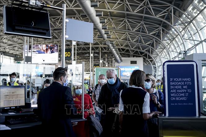 Hành khách xếp hàng tại cửa lên máy bay ở sân bay Brussels, Zaventem, Bỉ. Ảnh: AFP/TTXVN
