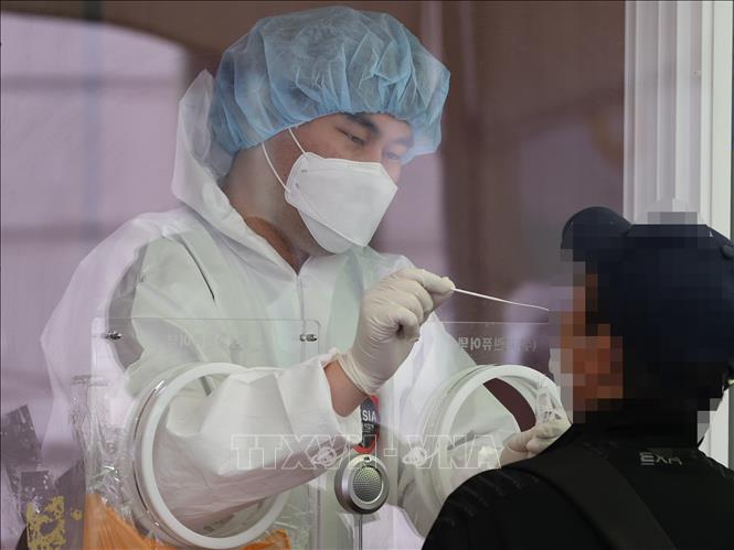 Nhân viên y tế lấy mẫu xét nghiệm COVID-19 cho người dân tại Seoul, Hàn Quốc ngày 10/4/2021. Ảnh: Yonhap/TTXVN