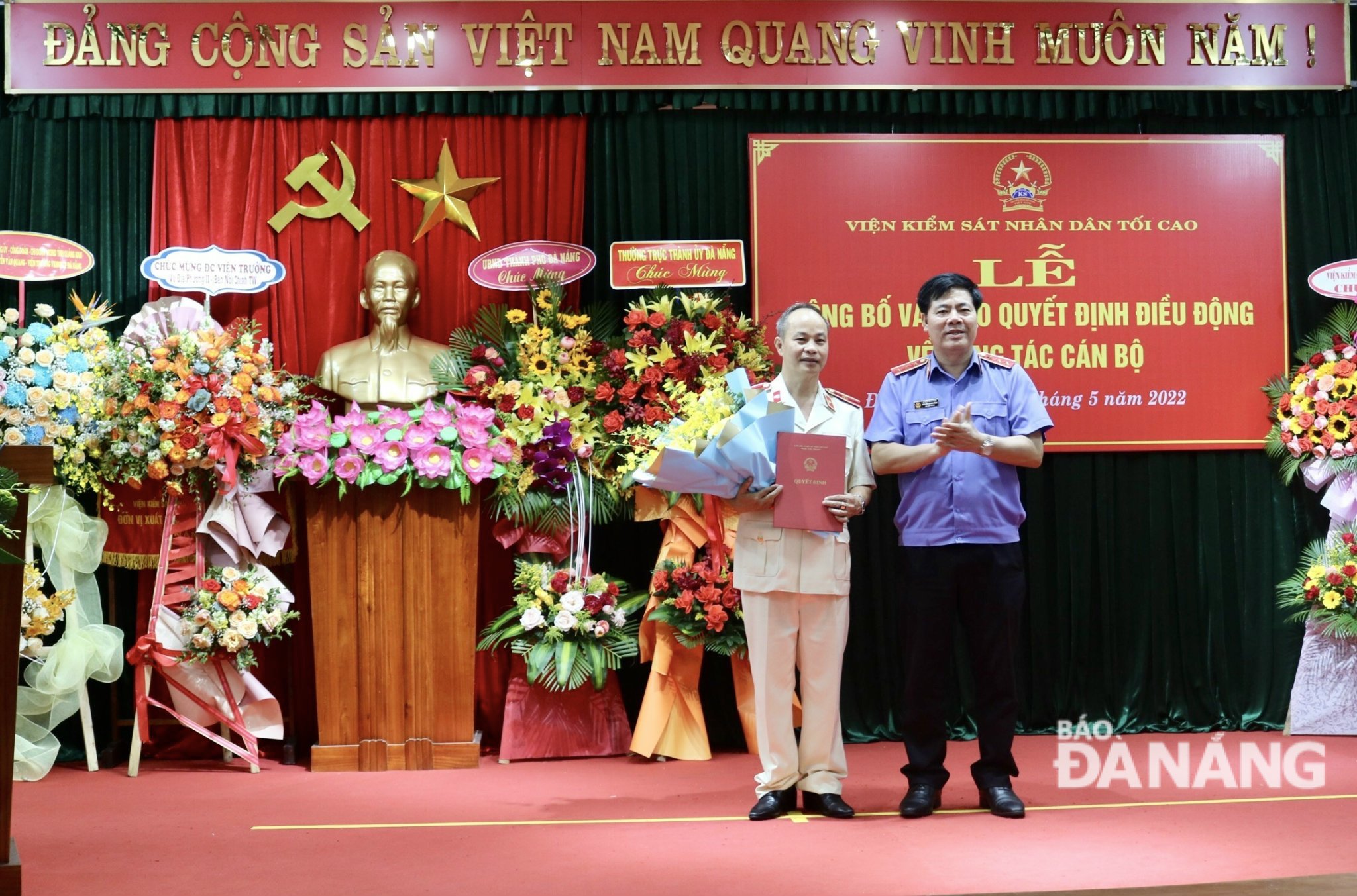 Phó Viện trưởng VKSND tối cao Nguyễn Quang Dũng (bên phải) trao quyết định bổ nhiệm và tặng hoa cho đồng chí Nguyễn Văn Quang. Ảnh: N.Q