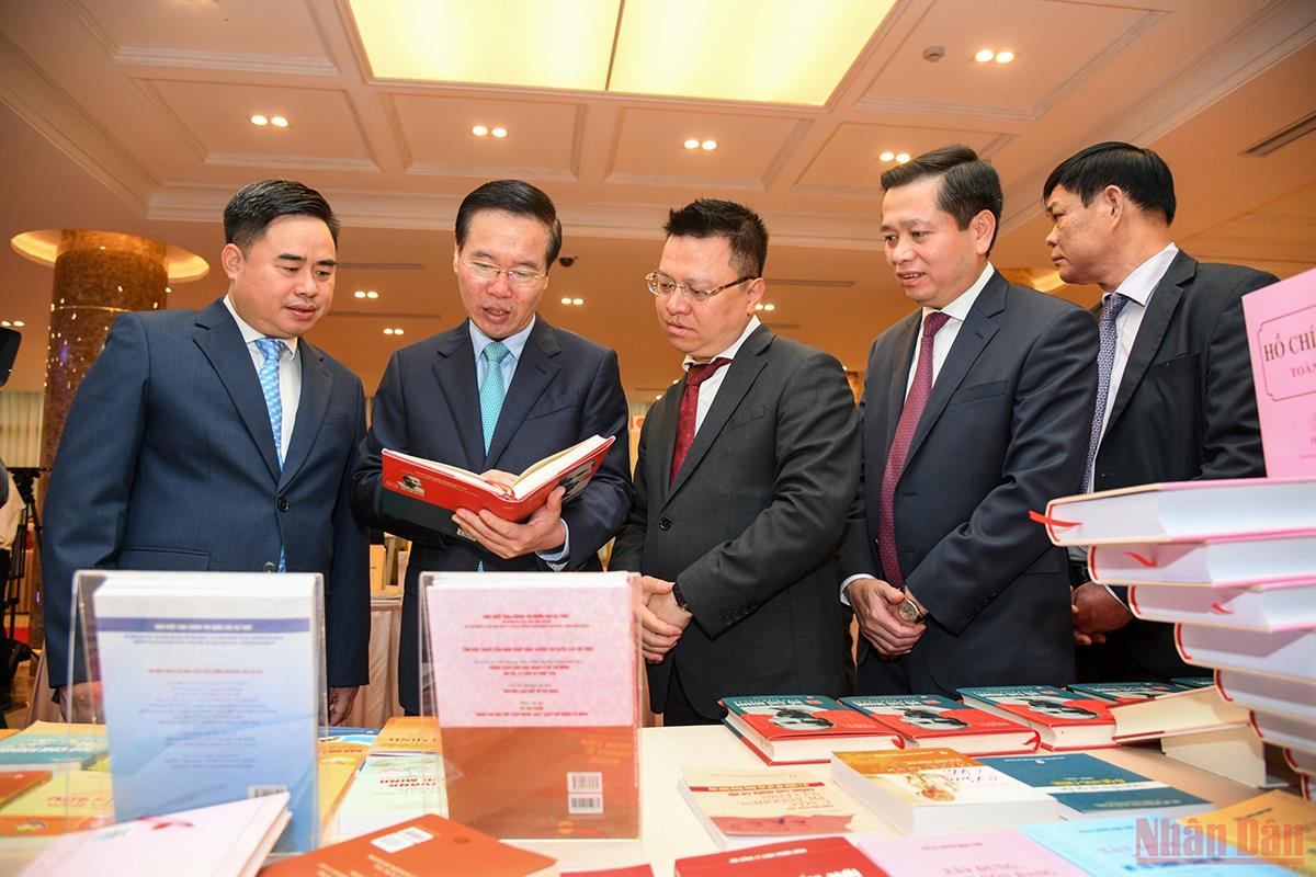 Lãnh đạo Đảng, Nhà nước thăm gian trưng bày sách tại Triển lãm. 