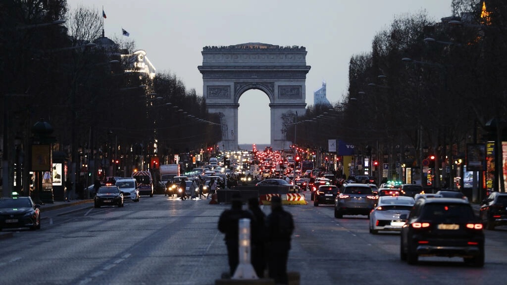 Pháp có kế hoạch chỉnh trang lại Đại lộ Champs-Elysees để chuẩn bị cho Olympic 2024. Ảnh: AFP