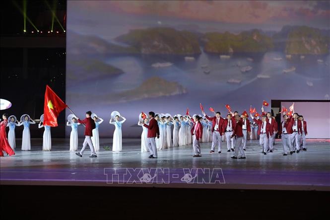 Đoàn thể thao Việt Nam diễu hành tại SVĐ Quốc gia Mỹ Đình trong Lễ khai mạc SEA Games 31. Ảnh: TTXVN