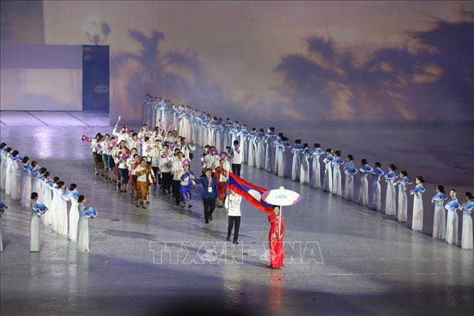 Đoàn thể thao Lào diễu hành tại SVĐ Quốc gia Mỹ Đình trong Lễ khai mạc SEA Games 31. Ảnh: Phạm Hậu/TTXVN