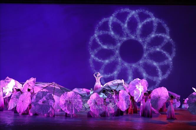 Màn trình diễn múa nghệ thuật quảng trường mang tên “Hồn Sen Việt” với số lượng lớn diễn viên, nghệ sĩ kết hợp với công nghệ đồ họa để giới thiệu biểu tượng của SEA Games 31. Ảnh: Minh Quyết/TTXVN