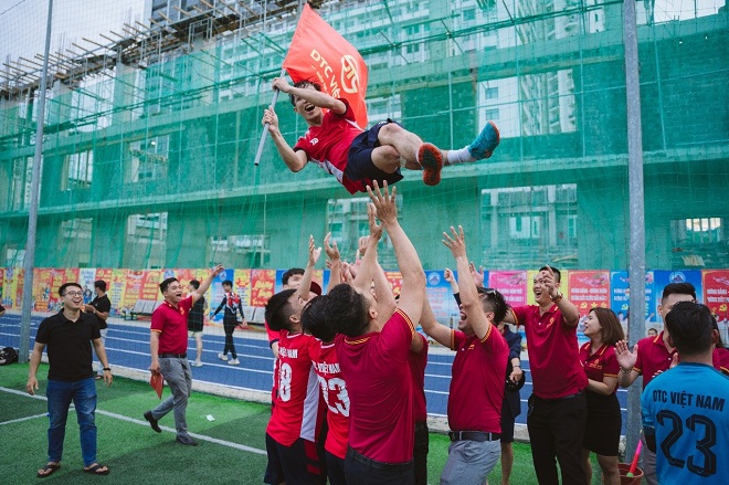 Đội DTC Việt Nam mừng chiến thắng với chức vô địch tại Giải bóng đá Liên minh bất động sản miền Trung lần 1 năm 2022.