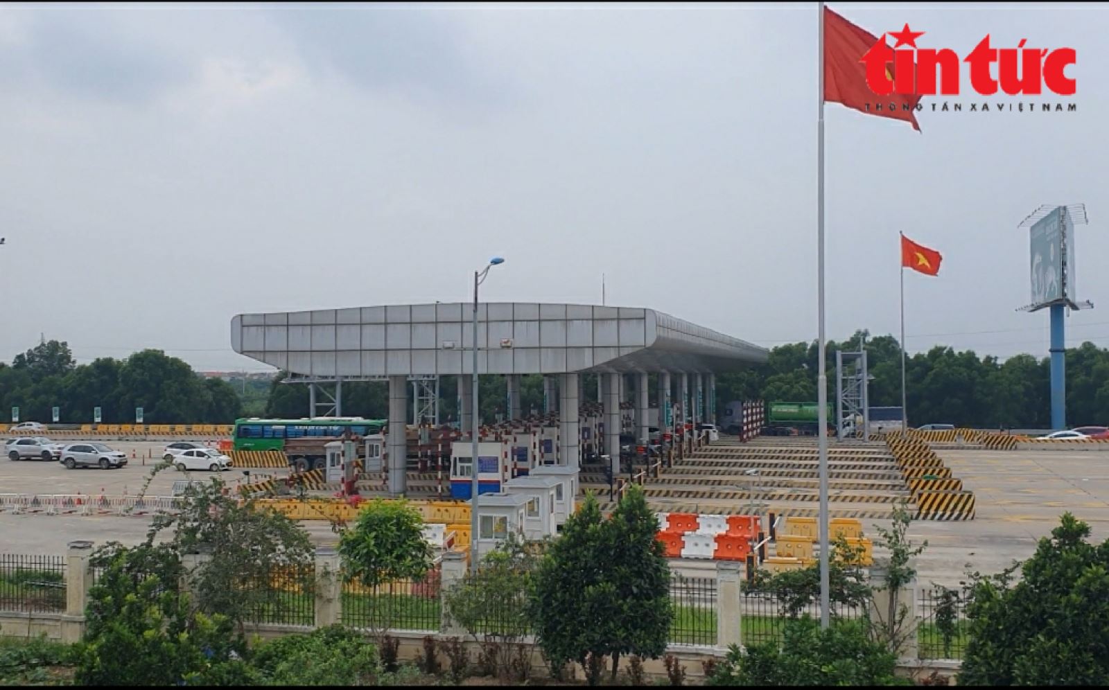 Toàn cảnh Trạm thu phí đầu tuyến trên cao tốc Hà Nội - Hải Phòng.