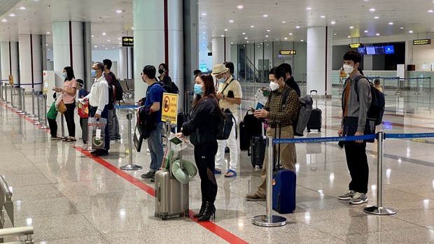 Passengers wait to do immigration procedures at Nội Bài International Airport in Hà Nội. — VNA/VNS Photo 