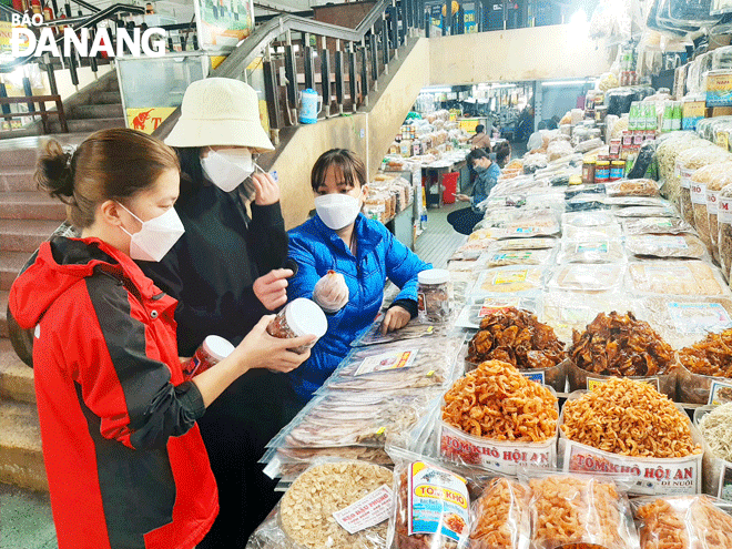 Người dân lựa chọn mua thực phẩm khô tại chợ Hàn, quận Hải Châu. Ảnh: K.HÒA