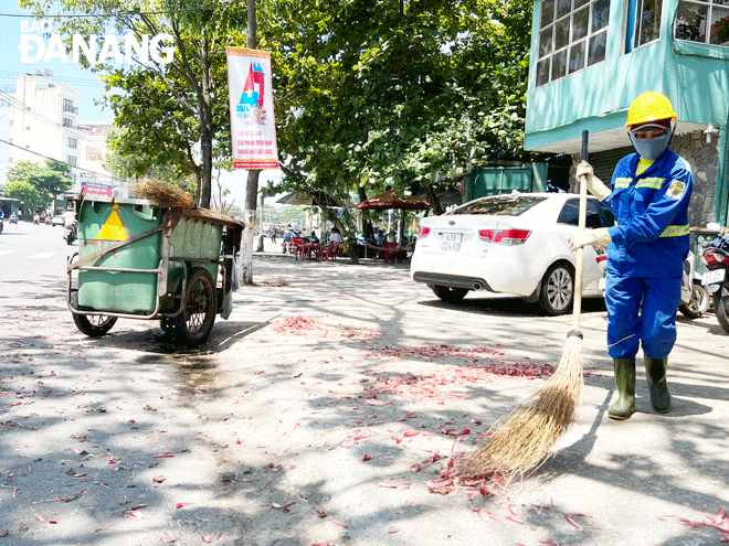 Chị Nguyễn Thị Thu Hiền luôn nỗ lực khi được giao nhiệm vụ làm sạch đẹp môi trường. Ảnh: DIỆP NHƯ