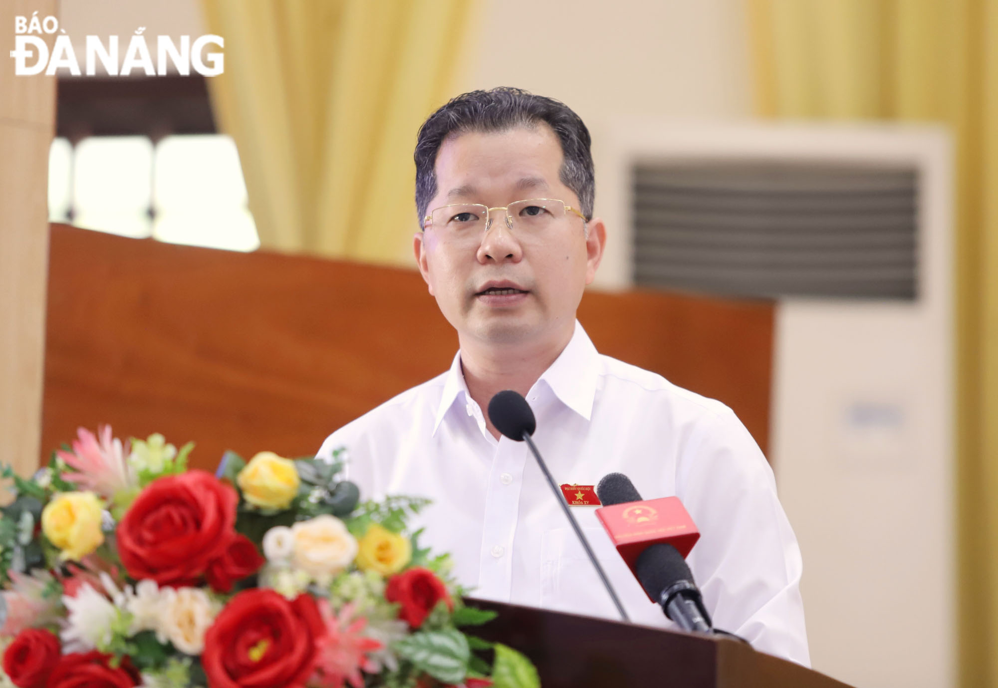 Bí thư Thành ủy Nguyễn Văn Quảng phát biểu tại hội nghị tiếp xúc cử tri. Ảnh: NGỌC PHÚ