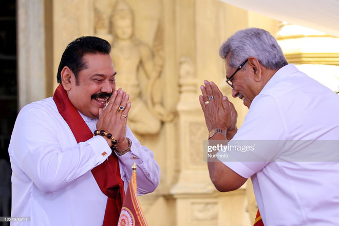 Hai anh em ông Mahinda (trái) và Gotabaya Rajapaksa chia nhau làm Thủ tướng và Tổng thống Sri Lanka. Ảnh: Getty Images